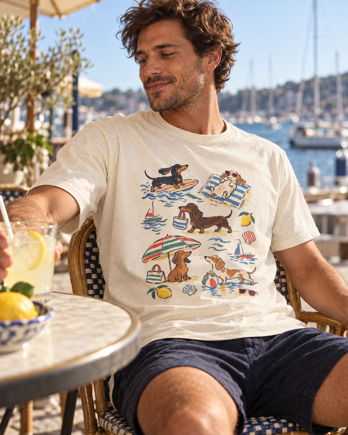 Dackelgeschichten vom Meer T-Shirt – Küstenabenteuer