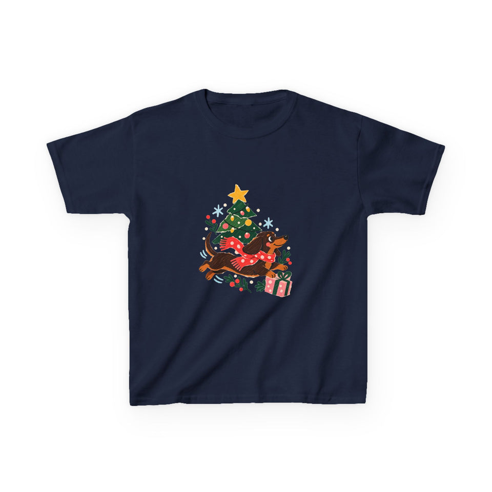 Christmas Dasher Dachshund Kids’ T-Shirt – Tree & Gifts