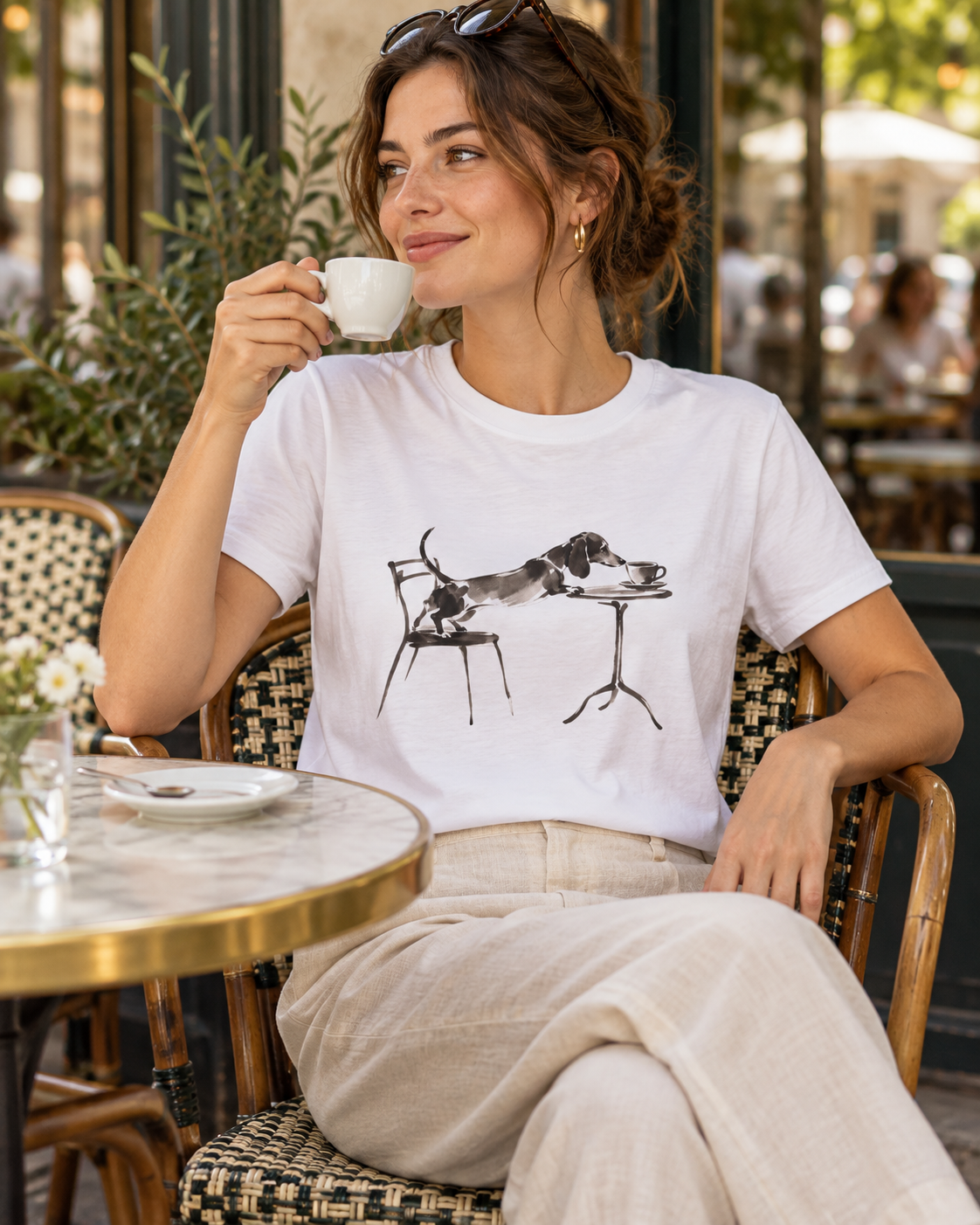 Café-Dackel T-Shirt – Minimalistische Linienzeichnung